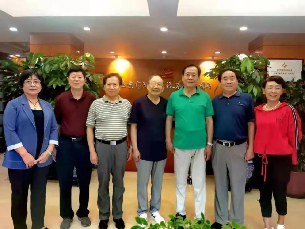 著名書(shū)法家王祥之和祥隸書(shū)法研究會(huì)走進(jìn)大龍建設(shè)集團(tuán)開(kāi)展文化交流