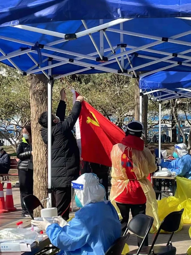 致敬社區(qū)工作者“您們辛苦了！” ——大龍集團黨委為核酸檢測工作人員送溫暖